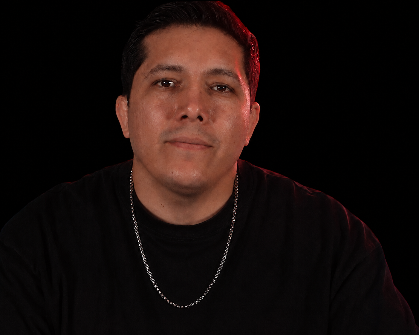 Álvaro Herrera, creador de Creepynautas, con playera negra y una sonrisa