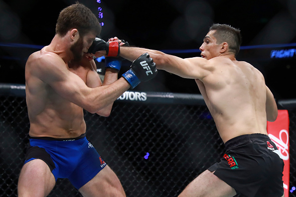 Álvaro Herrera conectando un golpe recto durante una pelea de UFC