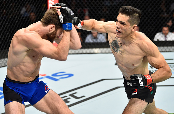 Álvaro Herrera conectando un golpe durante una pelea de UFC