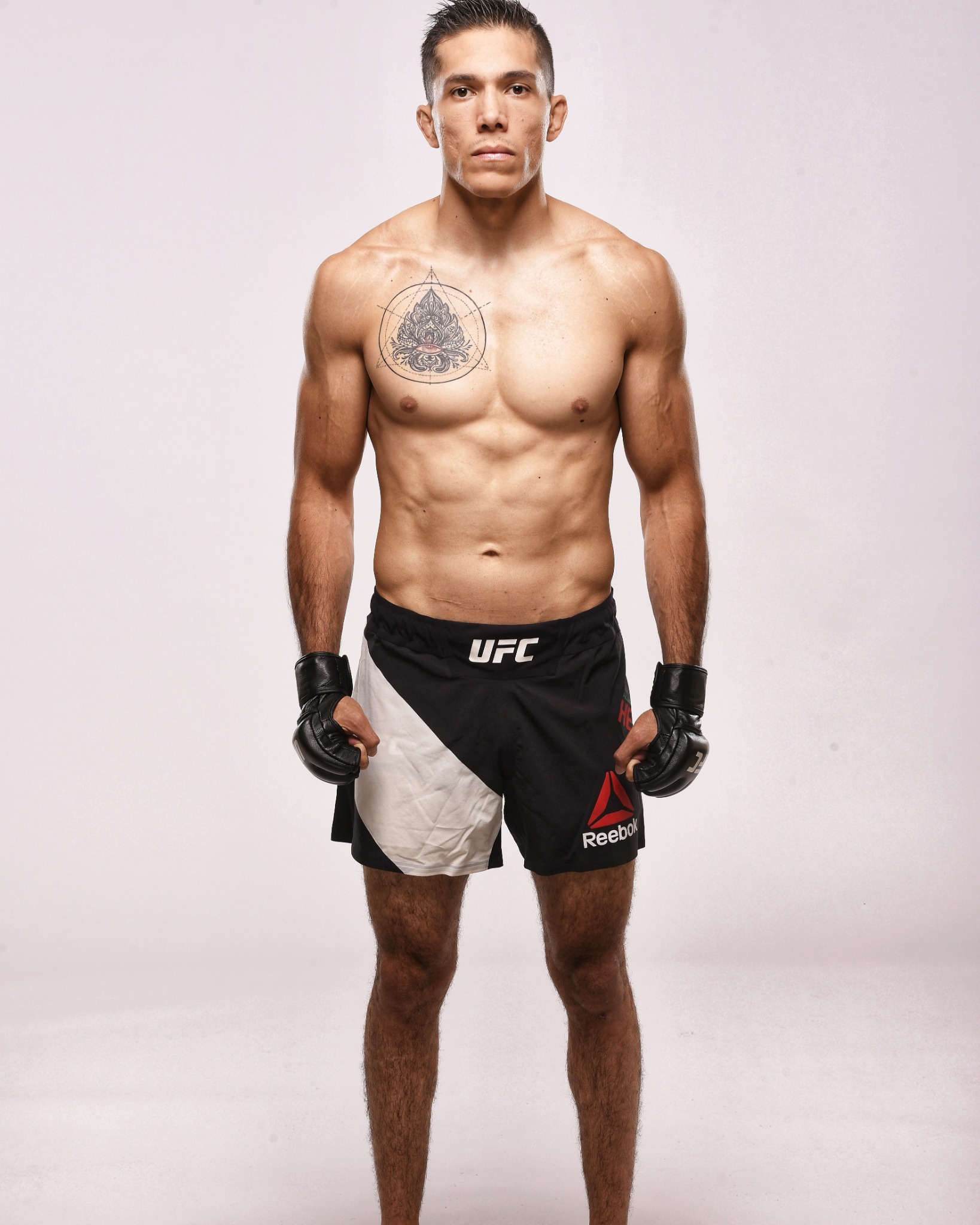 Retrato oficial de cuerpo completo de Álvaro Herrera como peleador de UFC